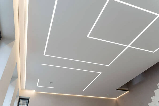 Linie świetlne LED w suficie napinanym