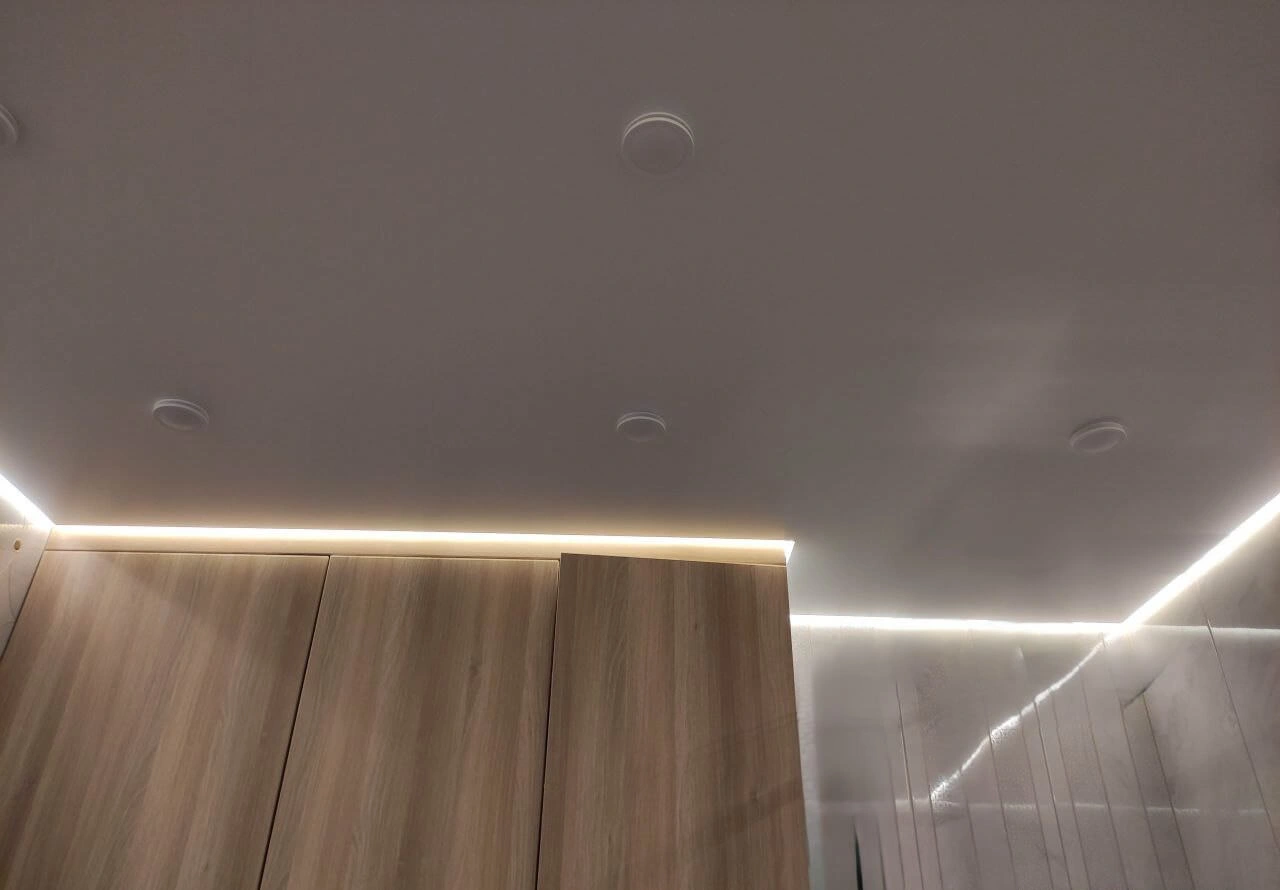 Podświetlenie LED po obwodzie sufitu