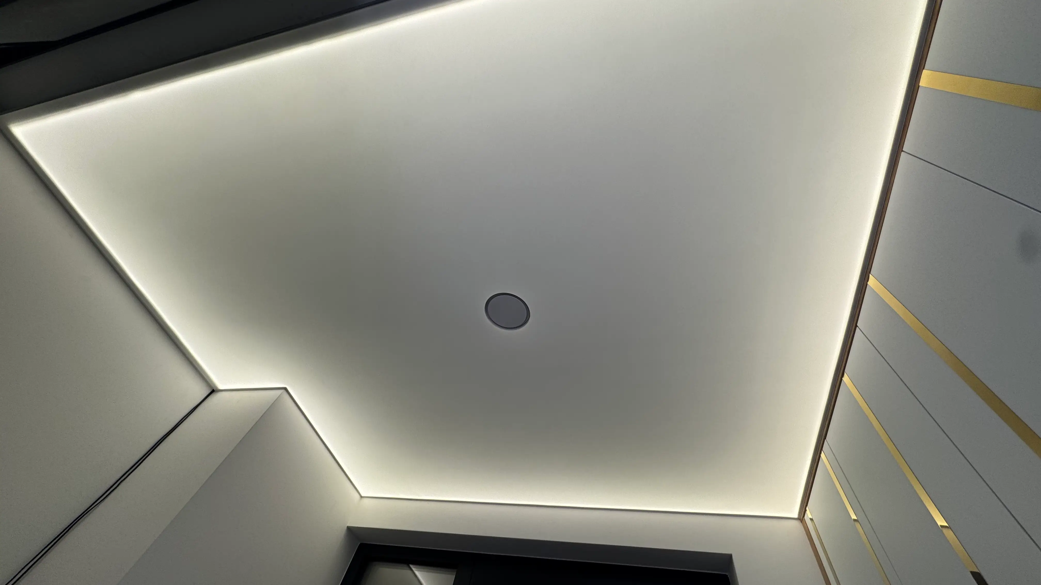 Półprzezroczysty sufit z podświetleniem LED