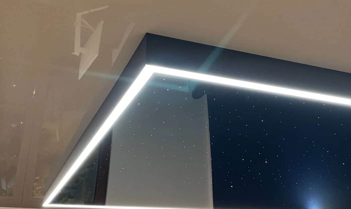 Realizacja SkyArt: dwupoziomowy sufit napinany z efektem gwiaździstego nieba i liniami LED